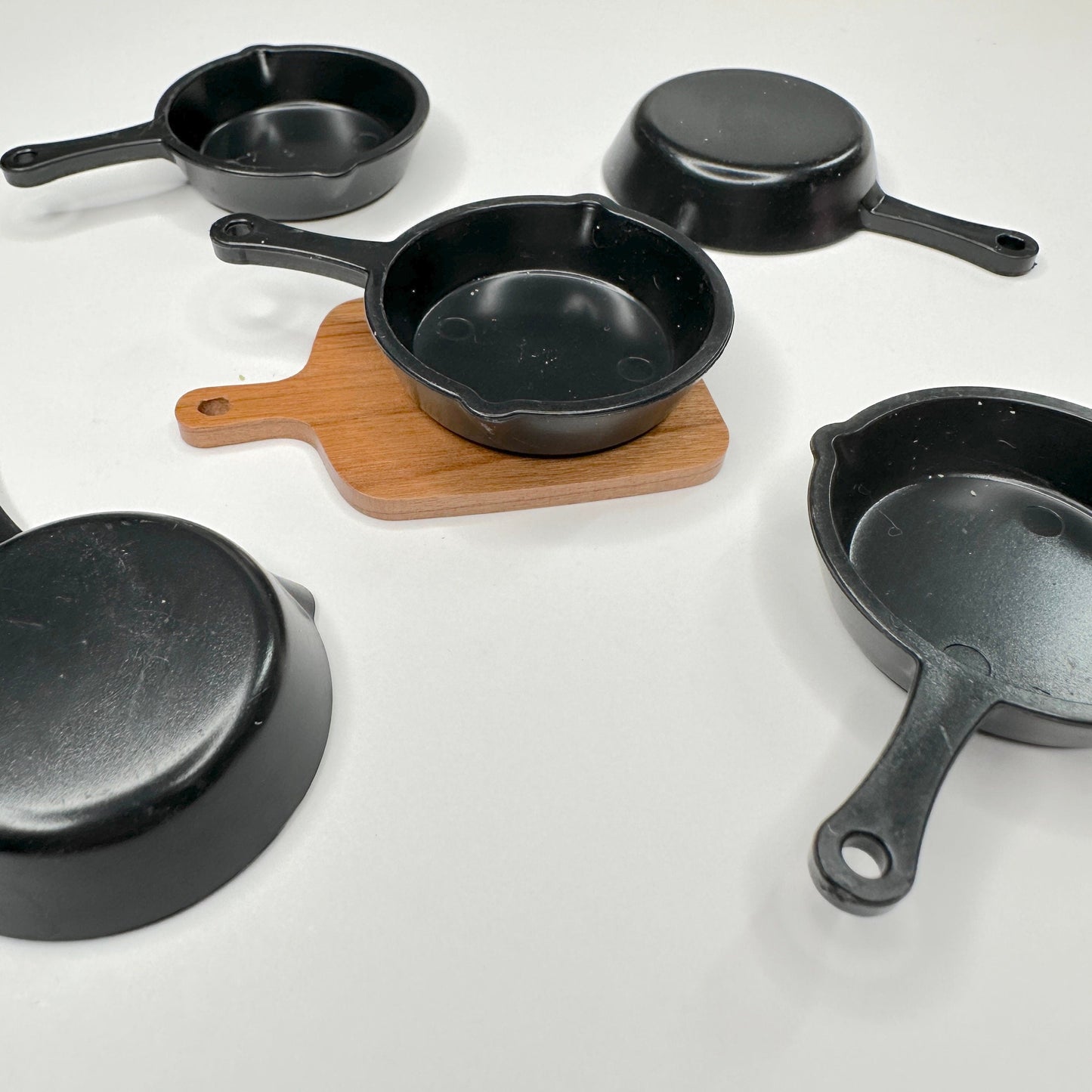 Miniature PLASTIC Cast Iron Pan, Kitchen Themed Cabochon (4cm x 2.2cm x 0.5cm)