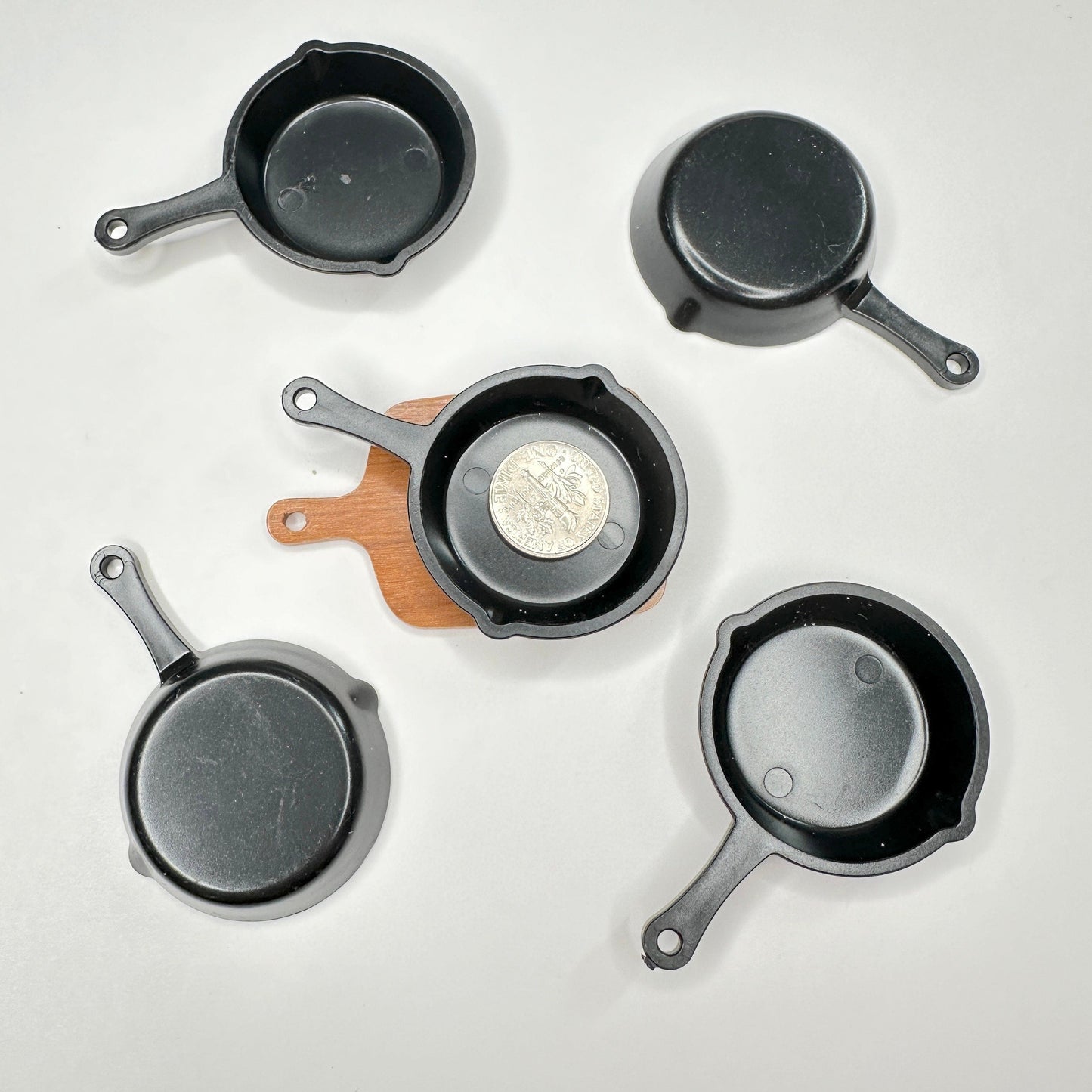 Miniature PLASTIC Cast Iron Pan, Kitchen Themed Cabochon (4cm x 2.2cm x 0.5cm)