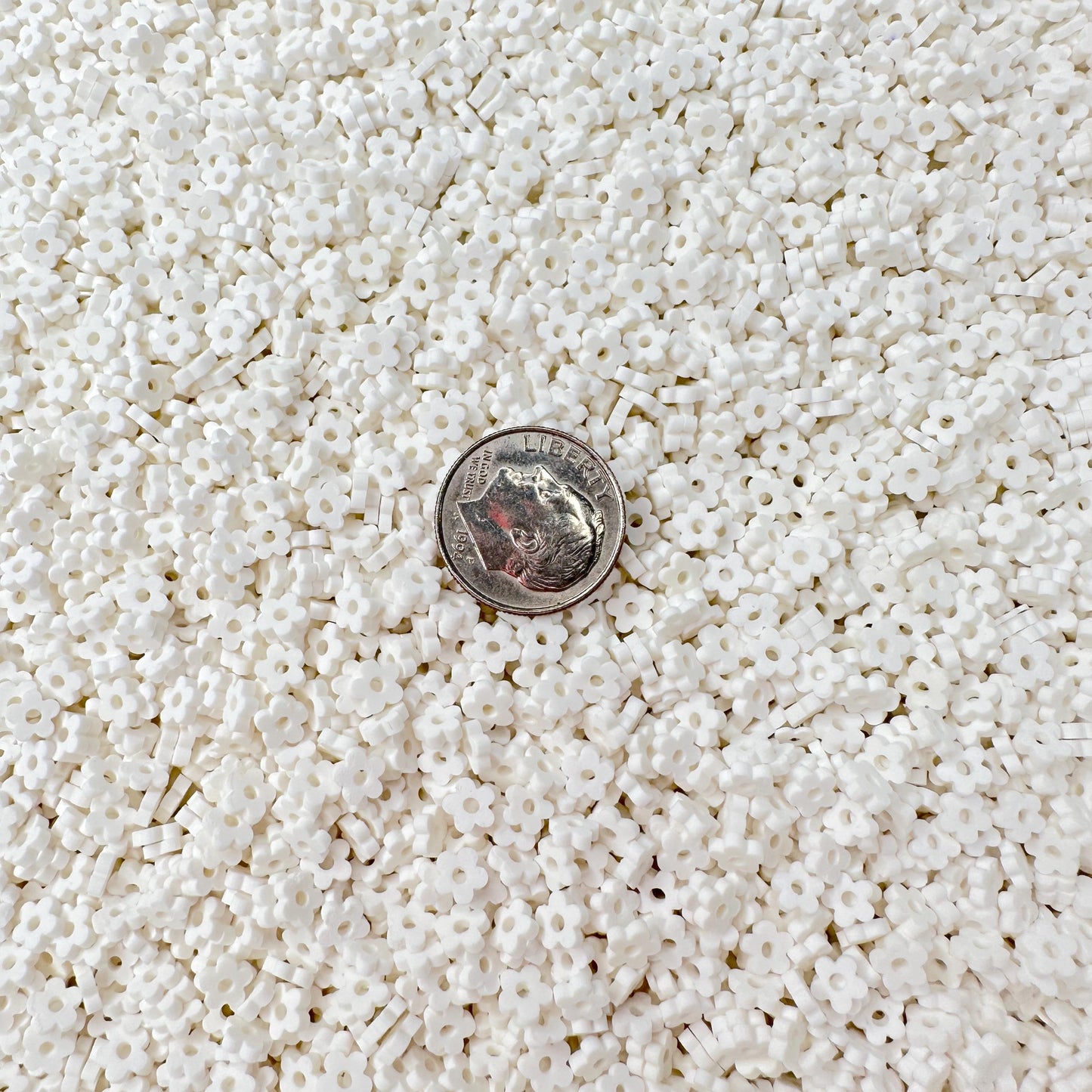 FAKE White Daisy Flower Outline,Floral Polymer Clay Sprinkle (NOT EDIBLE) D38-18
