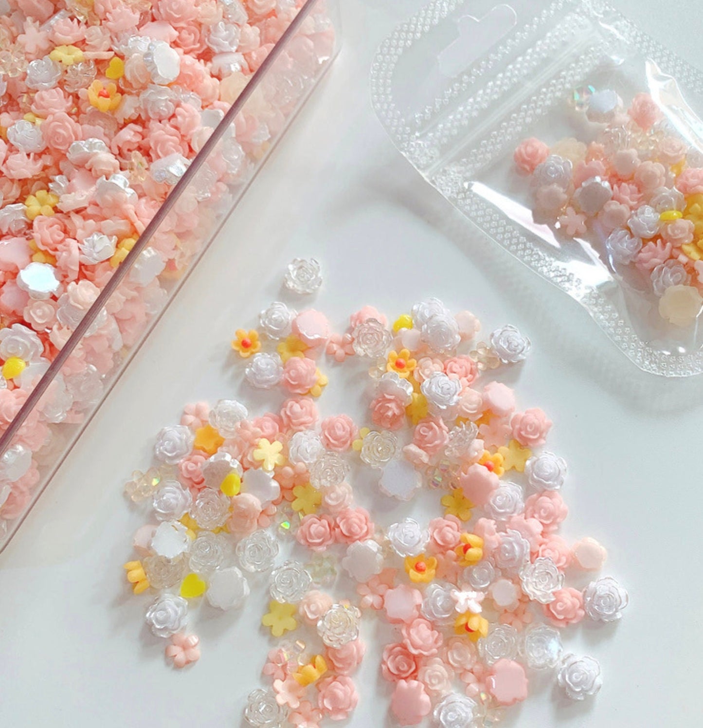 Mixed Size Flowers Nail Art Decoden (Nail Art, Decoden, Cabochons)