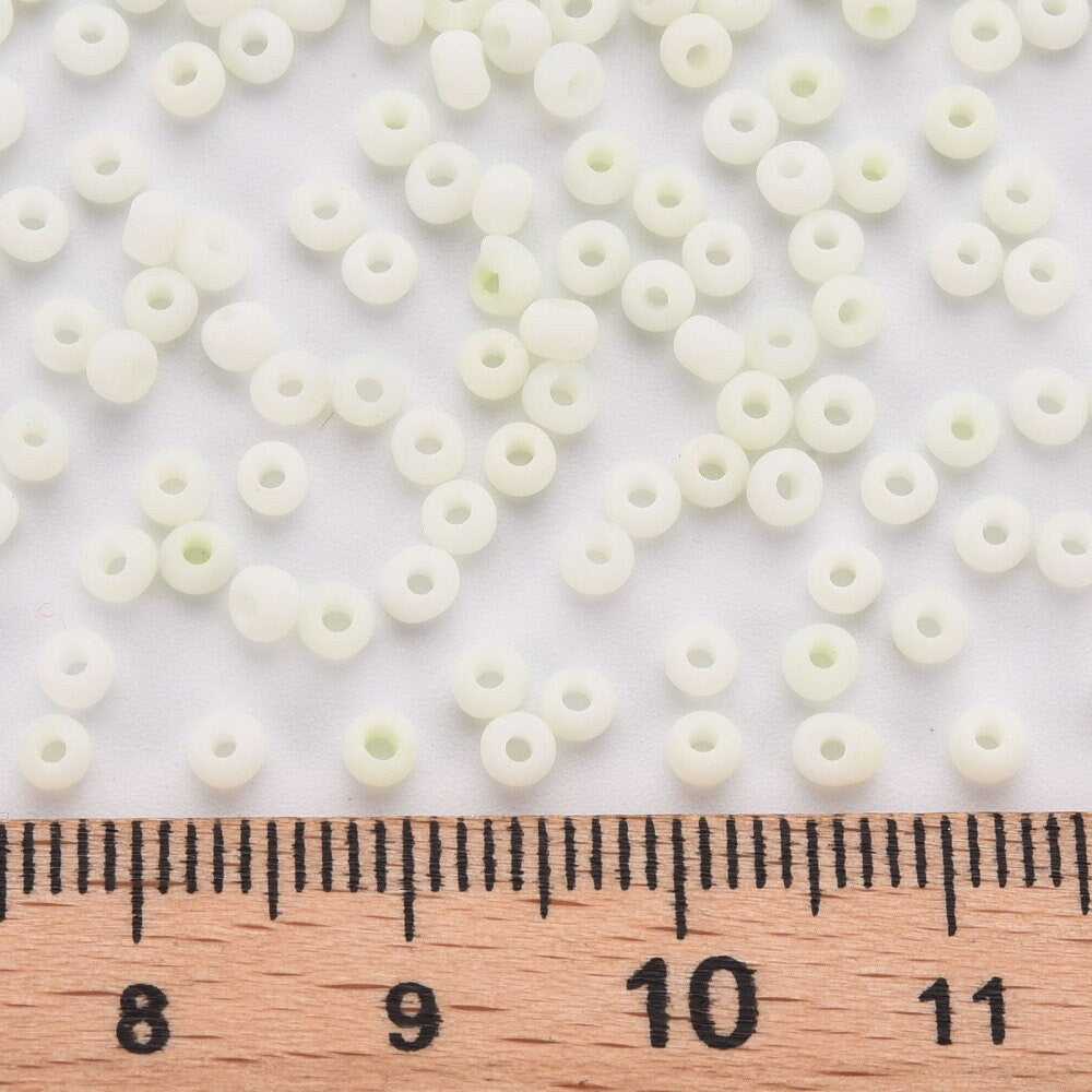 3MM Frosted Honeydew Green 8/0 Glass Seed Beads (S048-010)