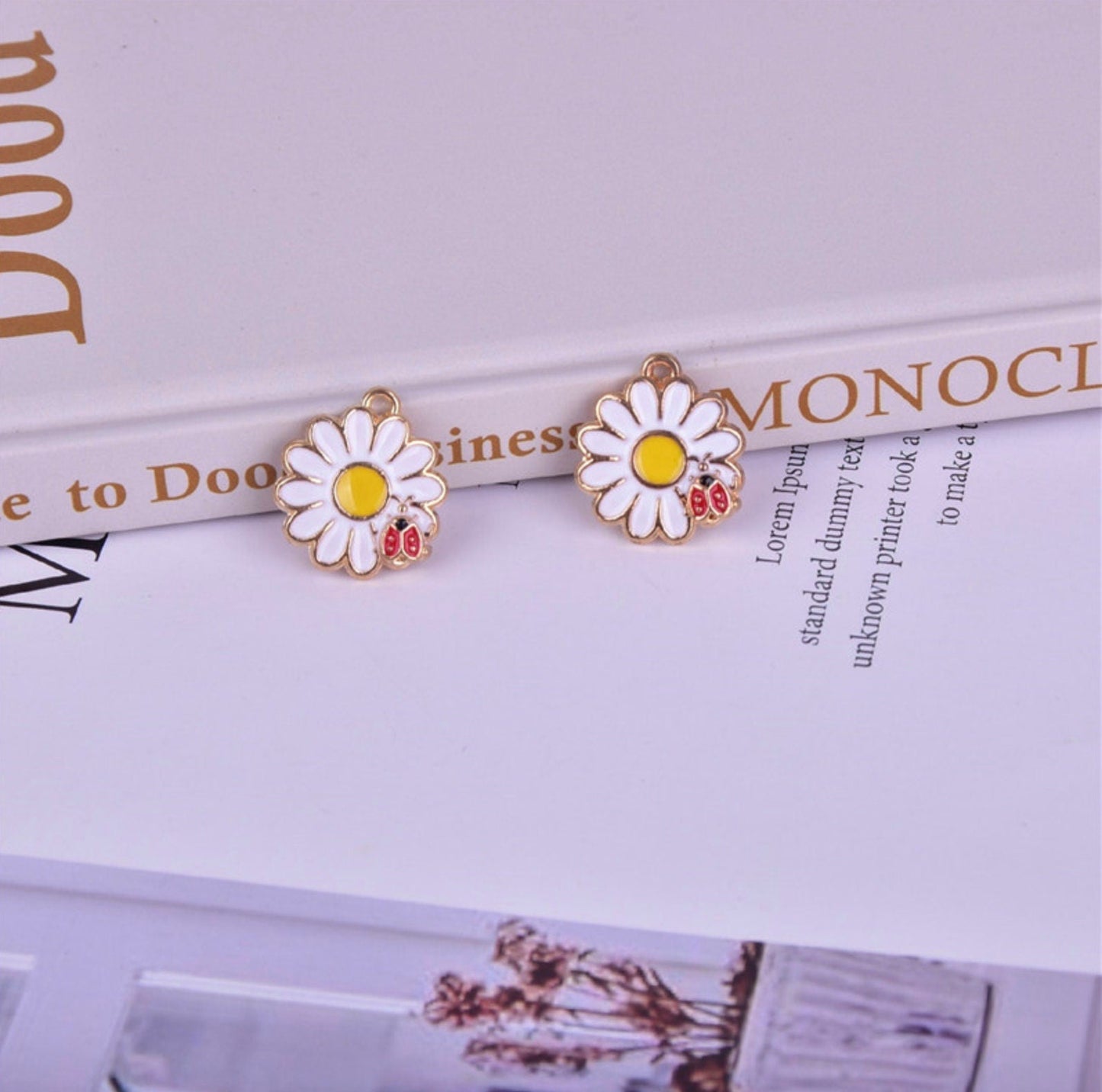 Cute White Daisy with Ladybug Enamel Charm (17mm x 19mm)