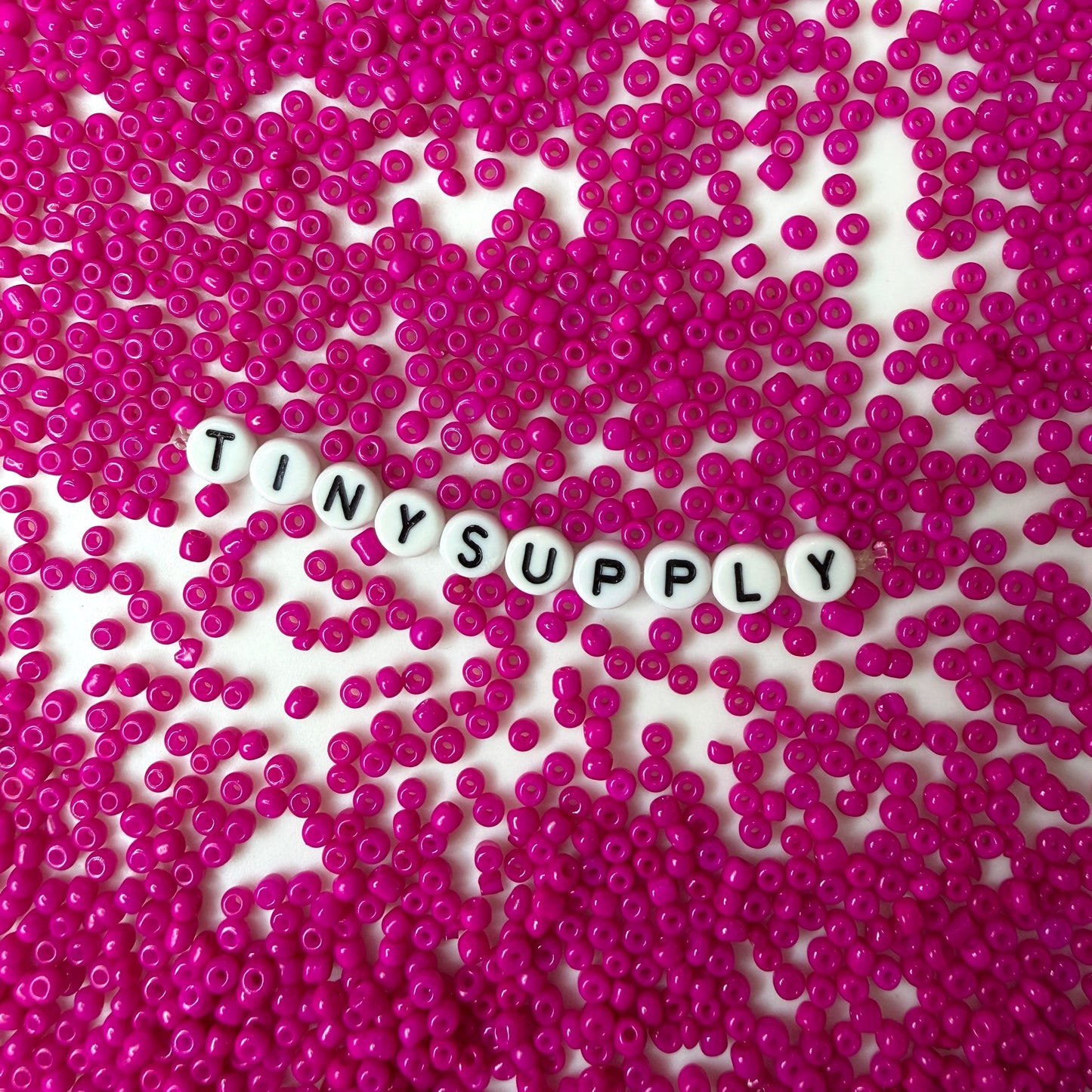 3MM Fuchsia 8/0 Glass Seed Beads (S036-03) D41-35